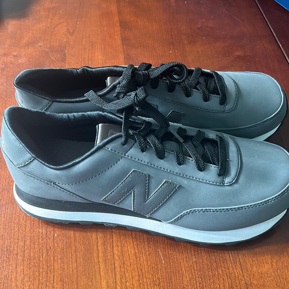 NWOT MENS NEW BALANCE size 9.5